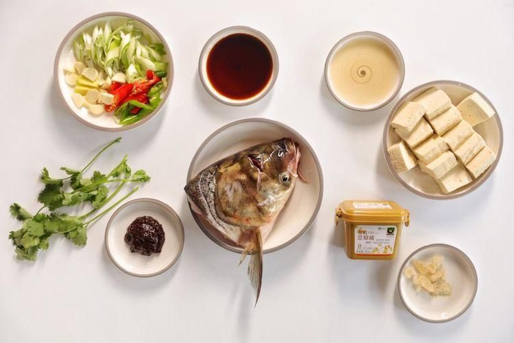 一个鱼头加一块豆腐这样一锅炖，很多人吃了都会上头，太下饭了