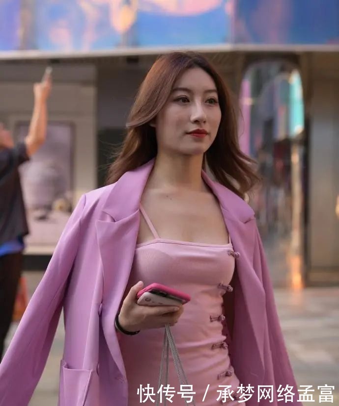 女生|街拍:气质女生的吊带裙