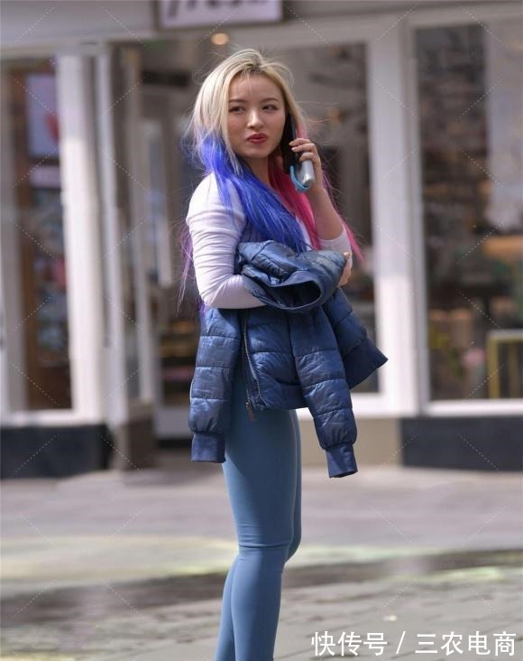 打底衫 潮流女生的个性打扮，一头彩色发型，白色打底衫配健美裤，美极了！