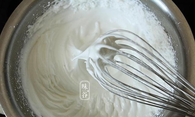 不用烤箱也能做的酸奶蛋糕，又香又软，更适合孩子吃，也不会上火！