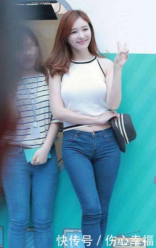 勾勒|街拍:举止优雅时尚的妹子,身材有型勾勒出迷人身材!