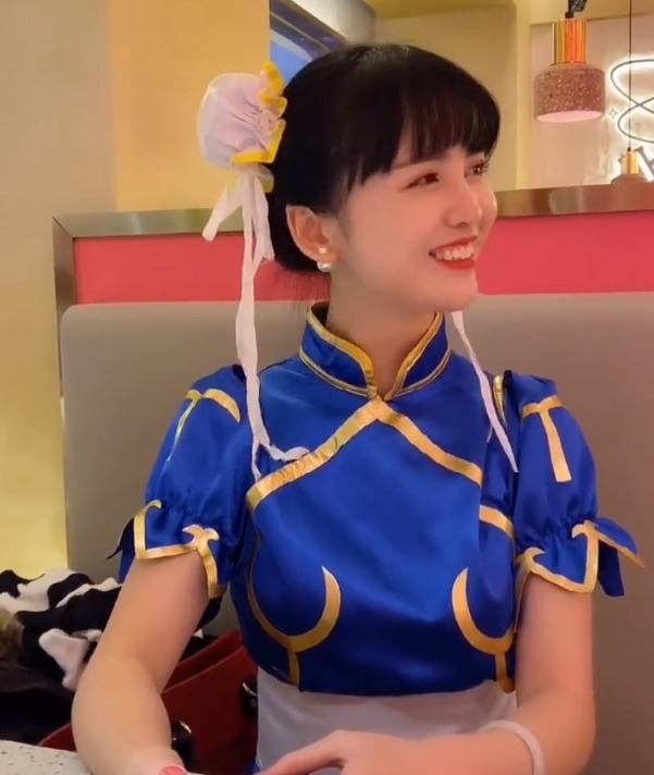 小卷发|成都61岁大姐因“娃娃脸”走红,抬头一个微笑,仿佛看见20岁少女