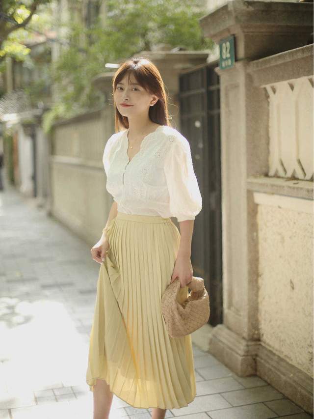 白色衬衫|小个子女生这样穿搭显高显瘦,白色衬衫搭配百褶裙温柔优雅,真美