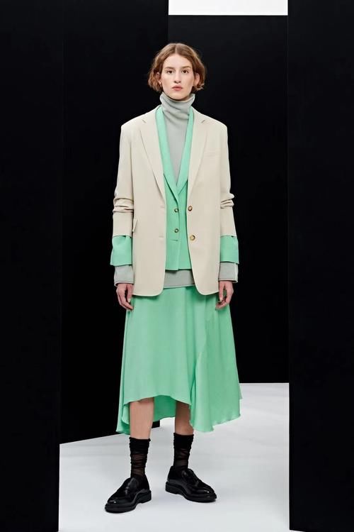 春天的穿搭，如何彰显女性的魅力？单品与颜色搭配缺一不可！