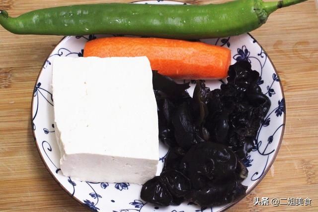 做豆腐小炒,牢记别直接下锅炒豆腐,多做2步,入味还不容易碎