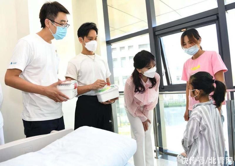 小宇|“水滴小善行”为北京多家医院患者及医护人员捐赠资金用品
