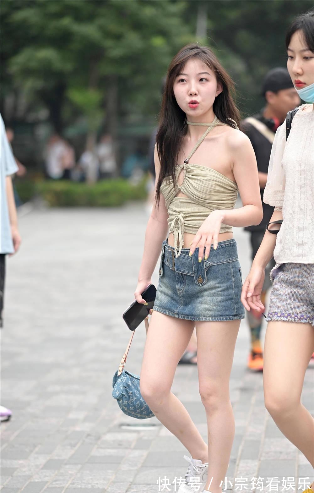 夏季|夏季选择牛仔短裤,看着会比较独特,搭配都人不多,穿出个性