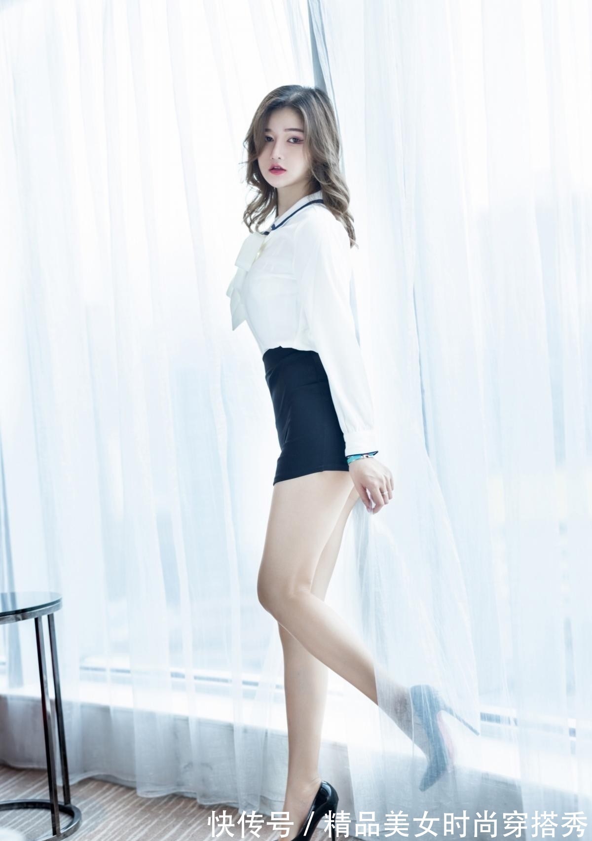 干练 简约大气的黑白搭配套装,尽显干练的职场气息