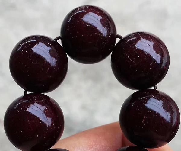 紫檀|如何挑选紫檀手串来看小叶紫檀手串的分级标准