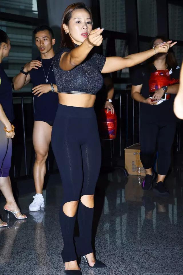 哑光的裤子真好看,让胖妹子散发不一样的魅力吧