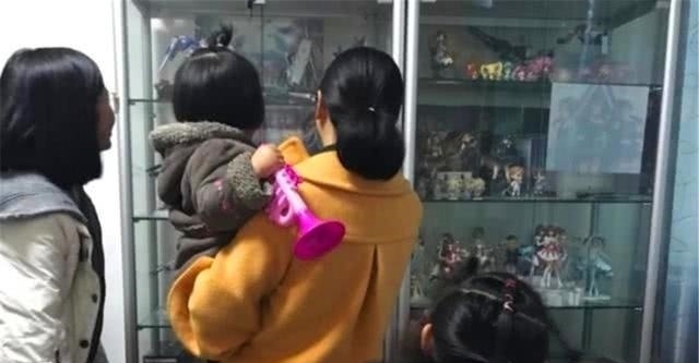 小李|“亲戚一场你计较啥”,熊孩子掰断 20万手办,受害者的处理太解气