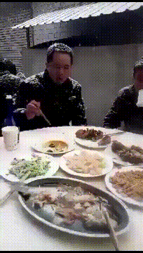 |搞笑GIF:虽然菜不是特别好,天气也不好,但是这就是乡情