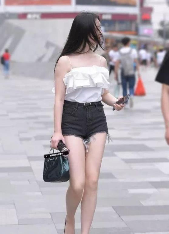 街拍倾城倾国的小美女,身穿露肩连衣裙,女神范十足