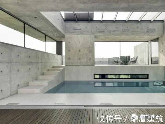 清水混凝土打造出的22°别墅