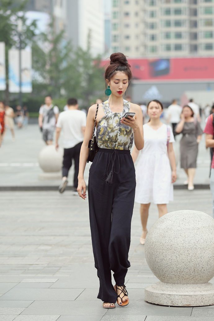 街拍：小美女V领衬衣搭配毛边牛仔热裤，尽显纤细美腿，让人羡慕