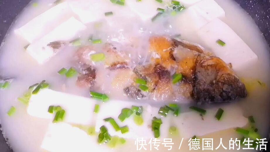 鲫鱼汤|“煎鱼时”别再往锅底撒盐了，大厨透露2招，煎鱼不破皮不粘锅