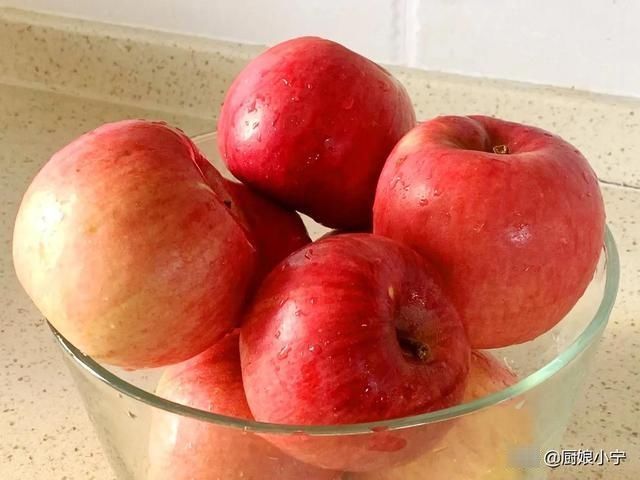 冬天遇到此果别手软,一次买20斤,晒成干酸甜开胃,能吃到过年