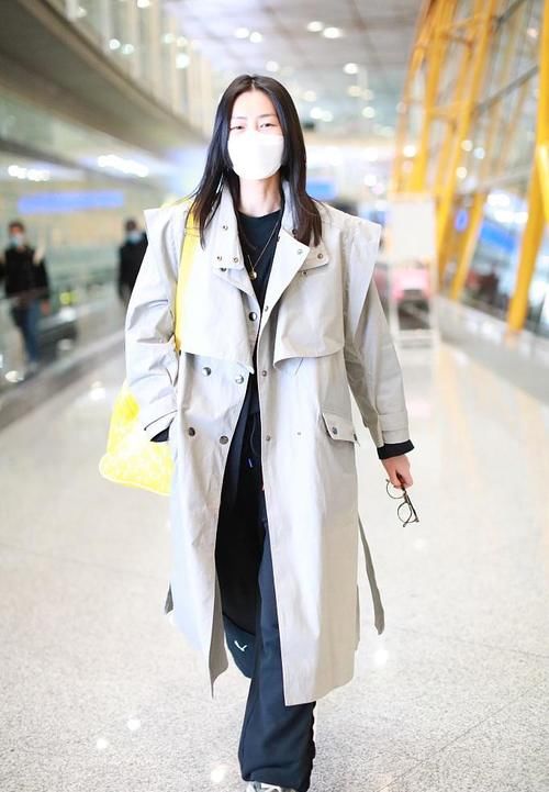  刘雯|风衣里面穿什么？看看刘雯的私服，时髦慵懒又气质，照着穿准没错