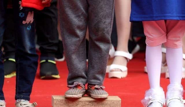 一个奶奶|双胞胎姐妹,一个奶奶带一个妈妈带,5年后再见个头相差一个头