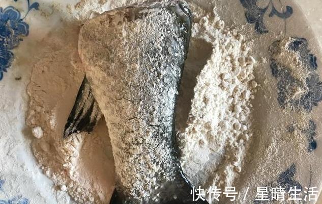 涂抹|给鱼去腥,不要用料酒,教您一个好方法,炖鱼无腥味,鲜香十足