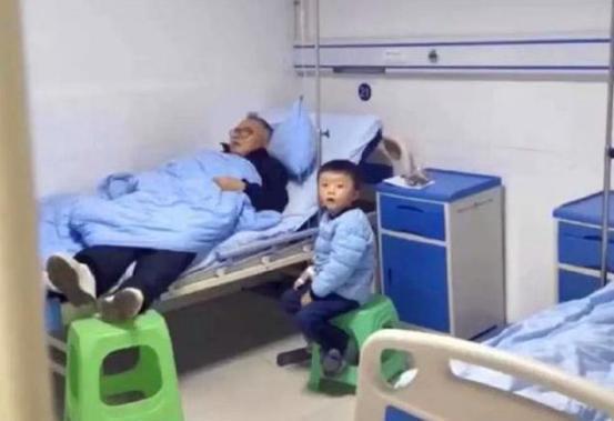 老人|“最懒爷爷”走红,陪孙子打点滴却“霸占”床位,宝妈脸都黑了