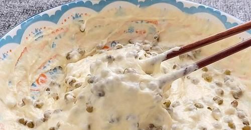 白糖|夏天多吃绿豆，教你一个做法，加2个鸡蛋进去，出锅香甜又暄软