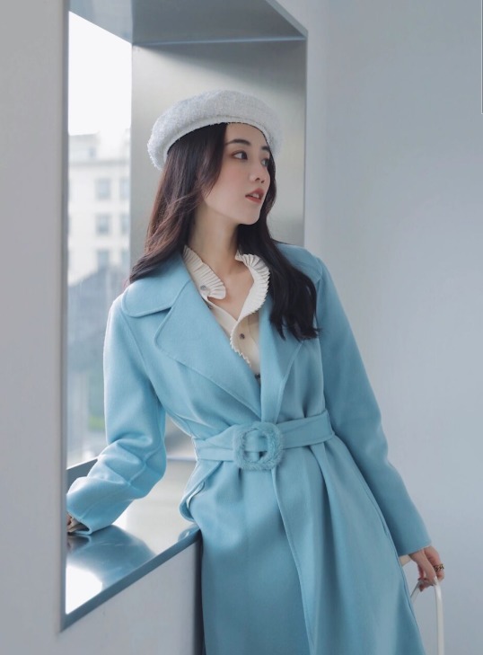 小蛮腰 穿大衣不要只会敞开穿了,搭配腰带保暖显瘦又高级,谁穿都好看