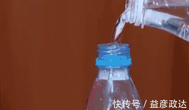 小苏打+|马桶水箱里放这个东西,再也用不到马桶刷了,好神奇啊