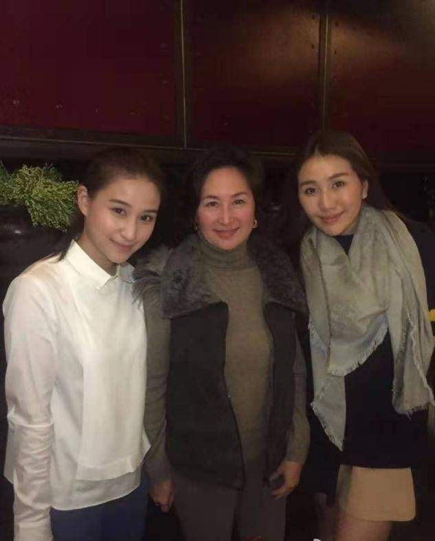 九分裤 何超琼走红毯穿得好保守,一身正装像是领导视察,富态气质真绝了