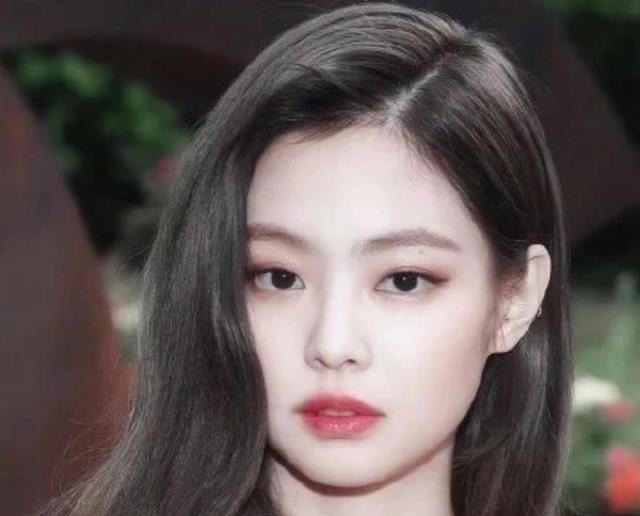 时髦 别再染“挂耳染”了!今年秋天流行“奶茶发”,时髦减龄又气质