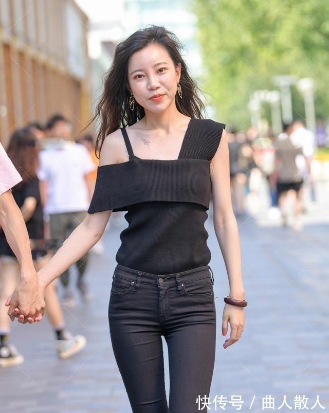 搭配 深色打底裤搭配花色上衣,变身“小细腿”,打造随性休闲风!
