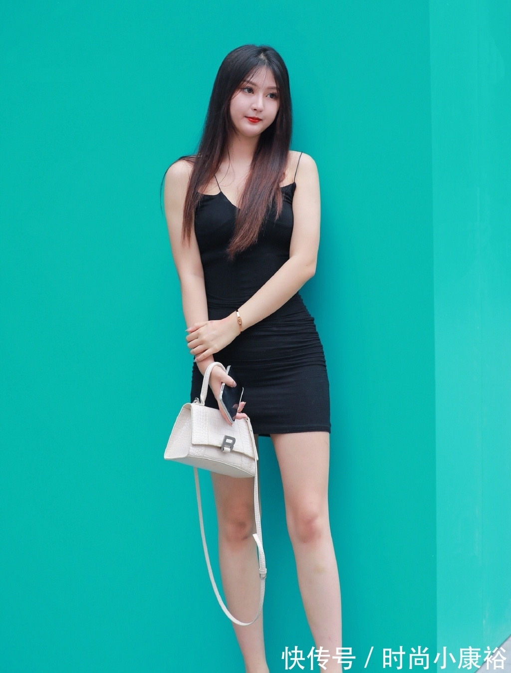 简约 出行选择修身简约型的裙装,大方耐看,谁穿谁美