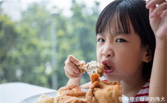你家孩子正在被“催熟”，预防孩子早熟，这些食品不要给孩子吃了
