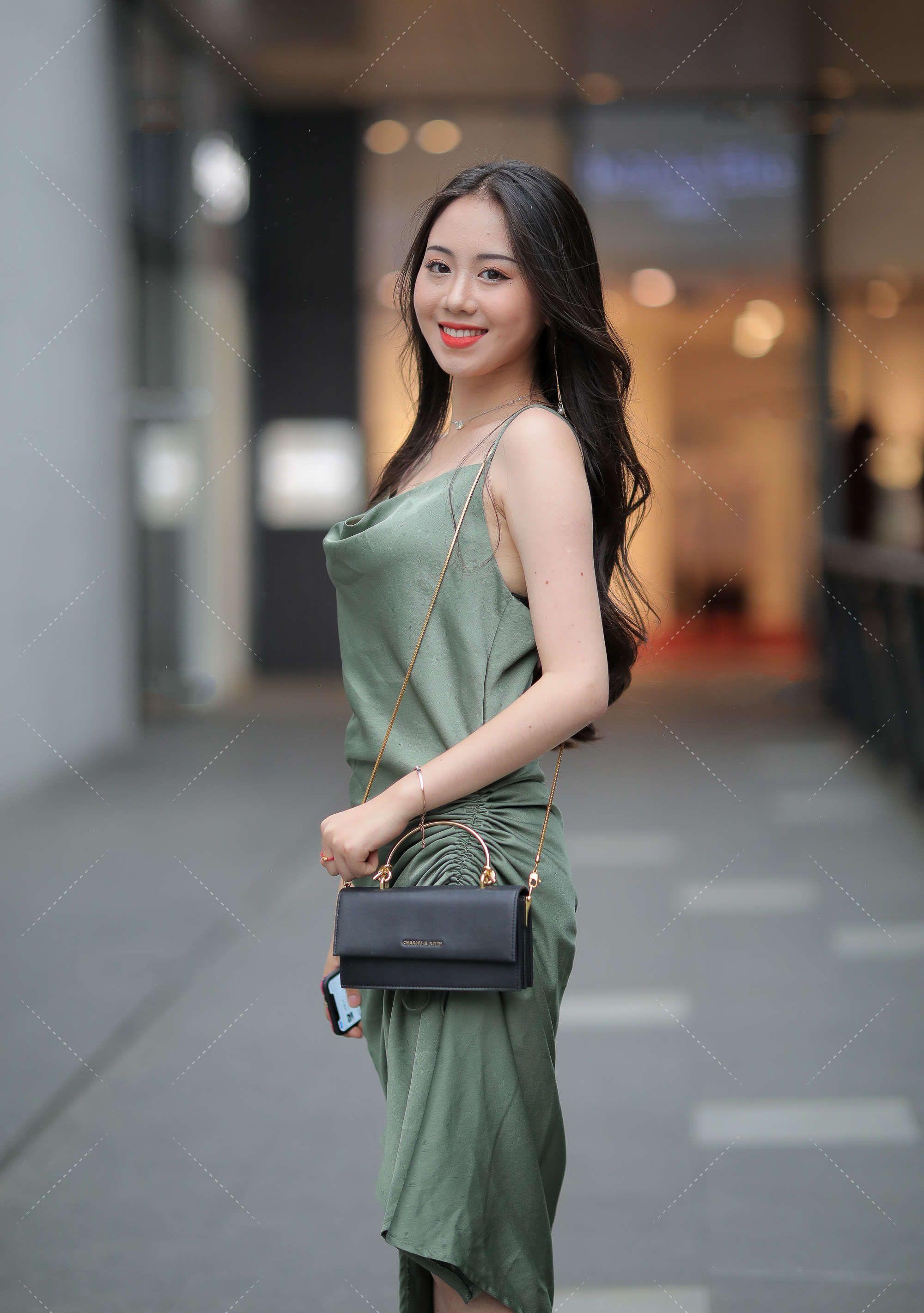 连衣裙穿搭很时尚,一件草绿色长裙,也是优雅又气质