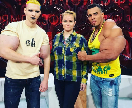 块头|手臂最粗的理发师，全身肌肉隆起，自称绿巨人