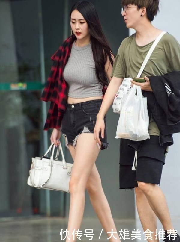 婉顺|街拍:文雅婉顺俏皮的美女,凹凸曼妙,给人很甜美纯洁的感觉!