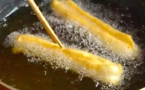 早餐油条自己做,早起10分钟,就能炸一锅,根根空心,还酥脆