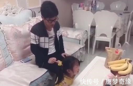 萌娃|“碎碎念奶爸”看娃写作业,萌娃突然间的暴脾气把奶爸吓得一激灵