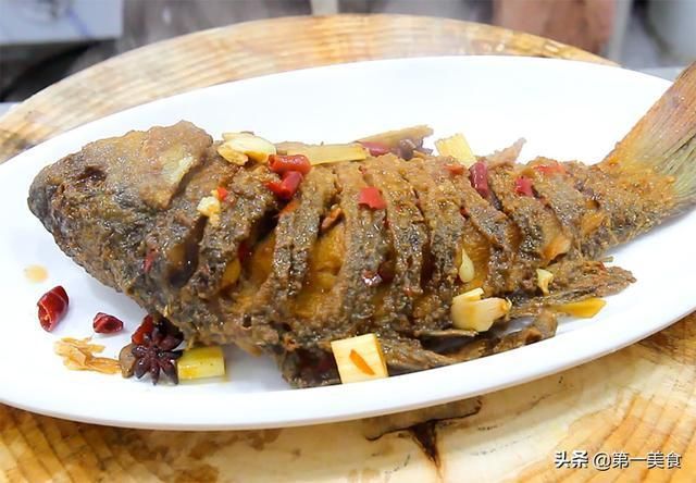 鲜嫩|家常红烧鱼很多人都不会做，厨师长教你小技巧，鲜嫩多汁，外皮酥
