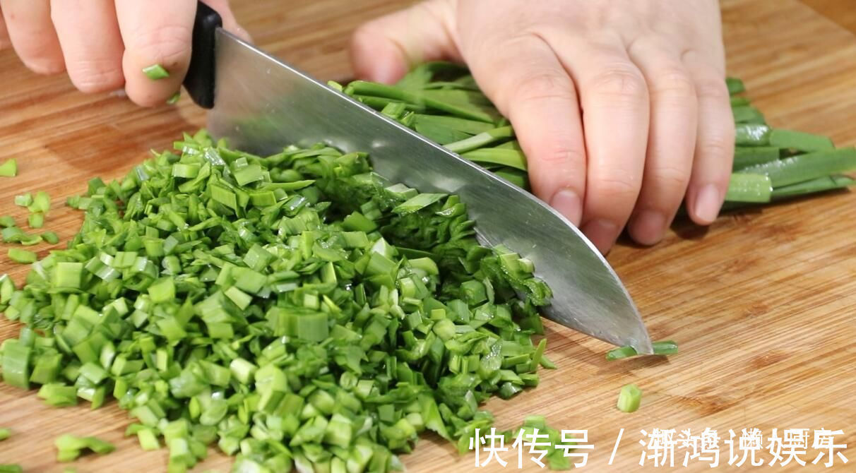 饺子皮|饺子皮别只会包饺子，教你做韭菜小笼包，不用揉面，不用发酵