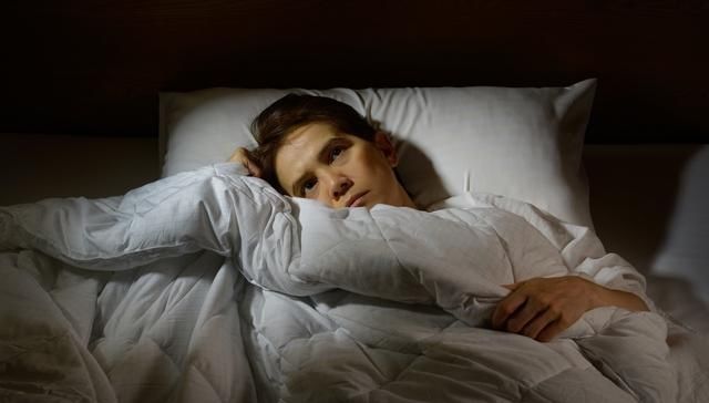 晚上失眠半夜总醒用3种植物泡水喝,睡得踏实,一觉酐睡到天亮