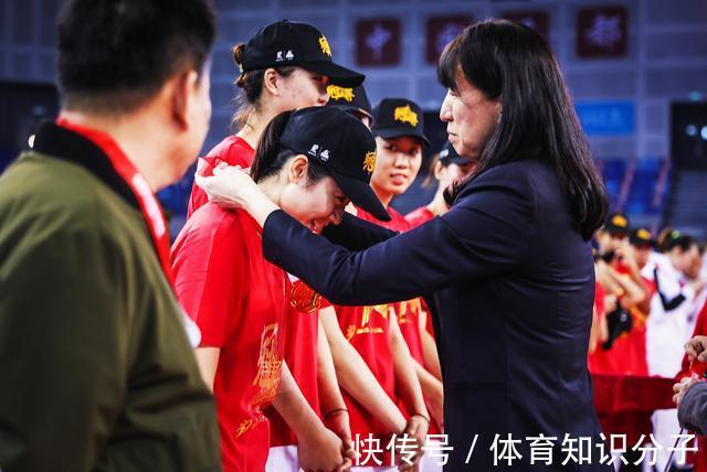 江蘇女排|外媒:強(qiáng)大的天津女排實(shí)現(xiàn)三連冠 17連勝打出了一個(gè)非凡的賽季