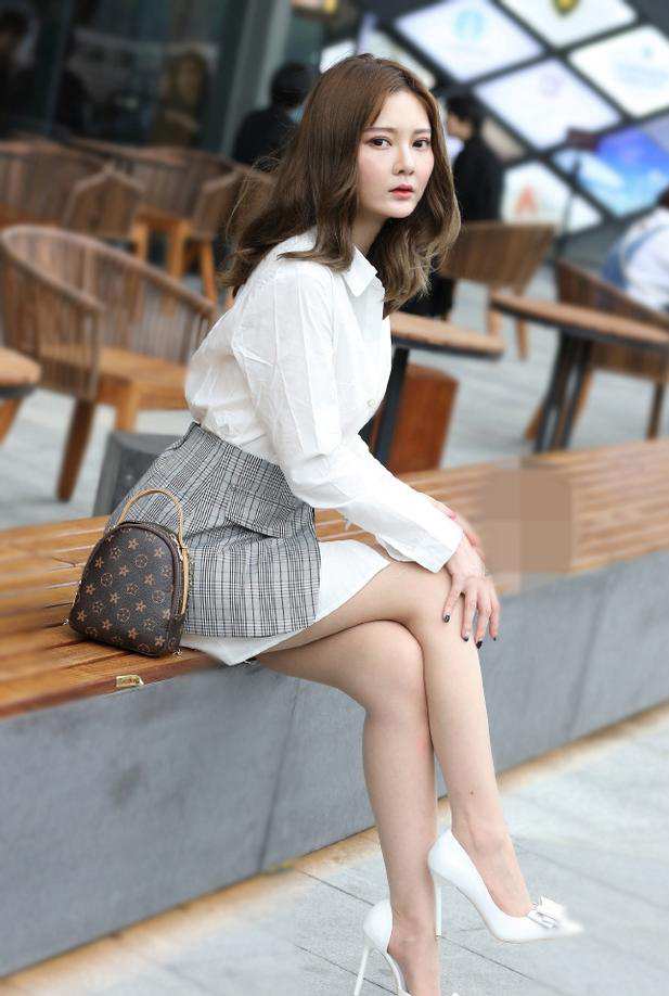 魅力|街拍:长相俊美气质优雅的小姐姐,秀发也非常有魅力