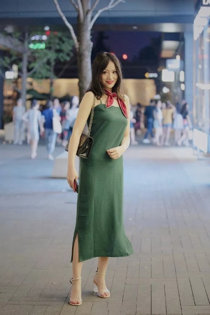 街拍时尚:小姐姐穿搭高跟鞋,简约中带着高雅的气质