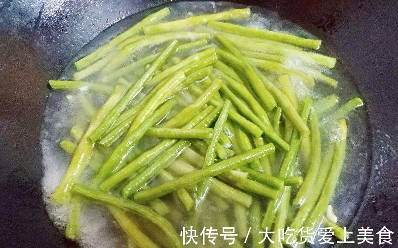 立秋前后豇豆怎么做好吃？加点肉末，去燥营养不丢失