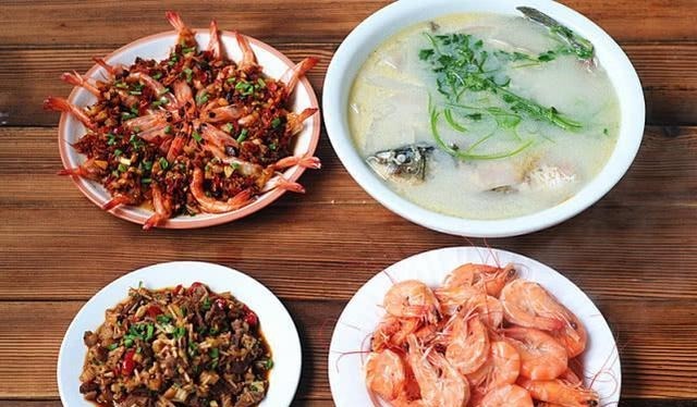 周末,给家人做一桌大餐,儿子乐坏了,老公却气鼓鼓,郁闷