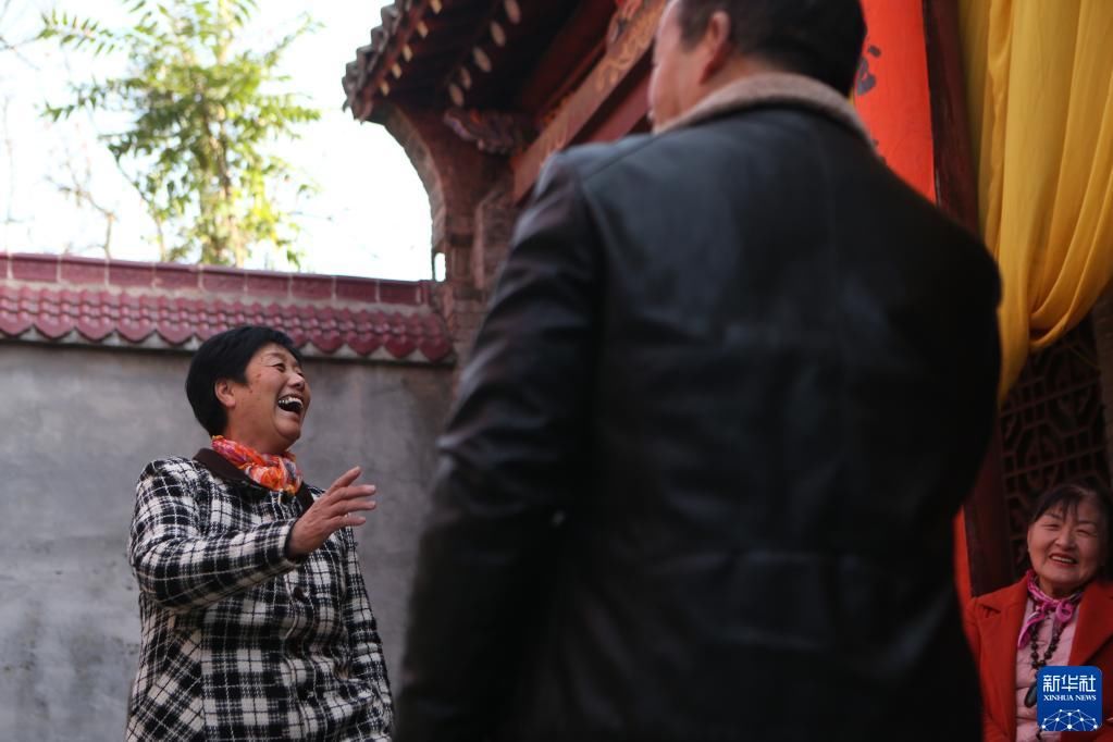 大南坡村@台上唱戏曲 台下发唱片