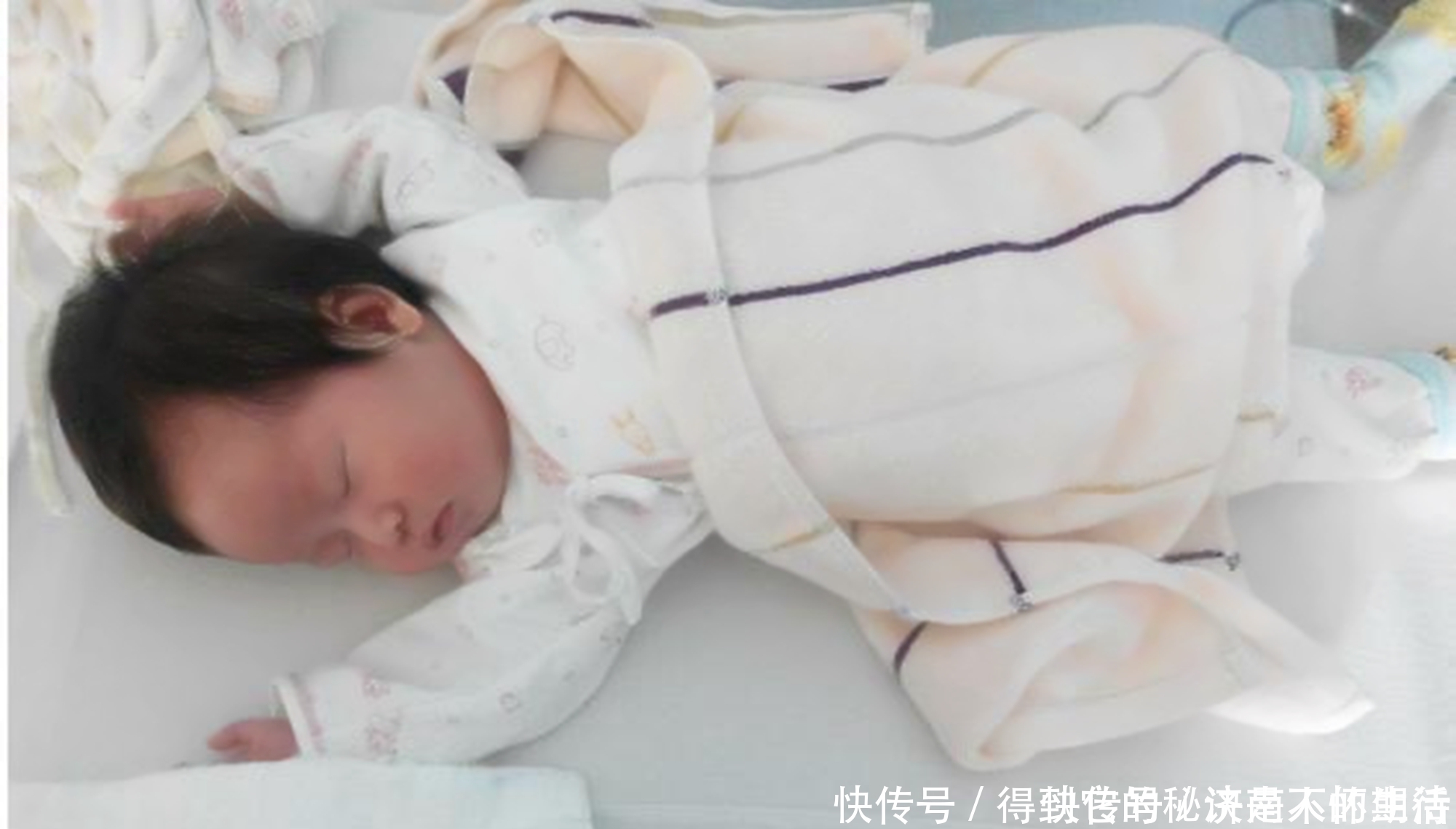 新生儿|为什么“举手投降”睡姿成为新生儿专宠？5点因素宝妈要提前知道