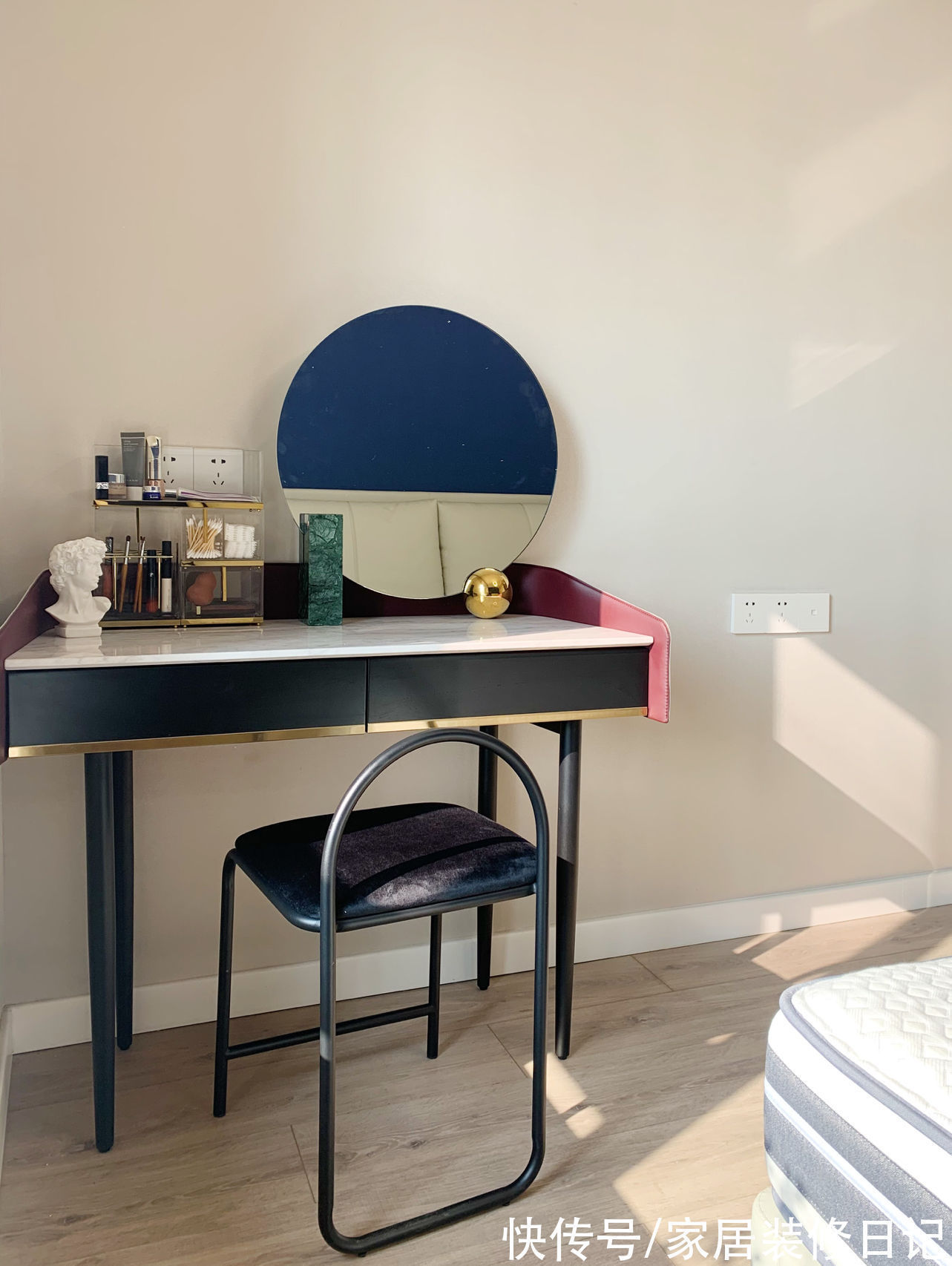 客厅|奶油系客厅太治愈了,却被女主戏称为18线城乡结合部,好凡尔赛啊