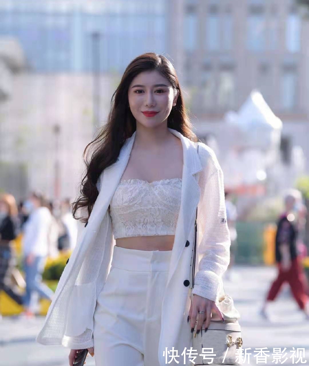  这套白色系搭配太高级了！西装+小短衫+休闲裤，时髦又显女人味